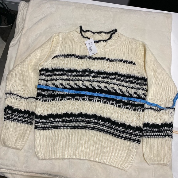 Ladies Sweater - Picture 3 of 5